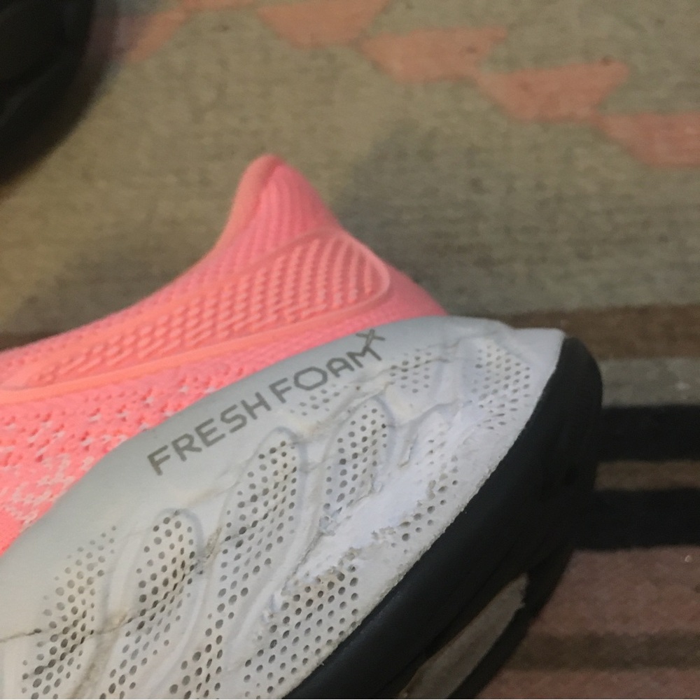 New Balance women’s 7.5 Fresh Foam 1080 Pink & White NB sneakers athletic GUC - Picture 11 of 12